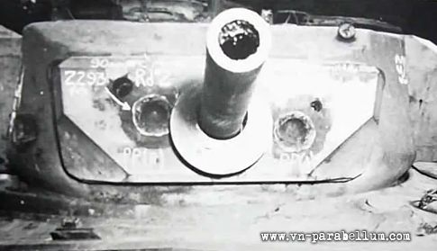 Два попадания бронебойных снарядов в маску М4А3Е2 Джамбо