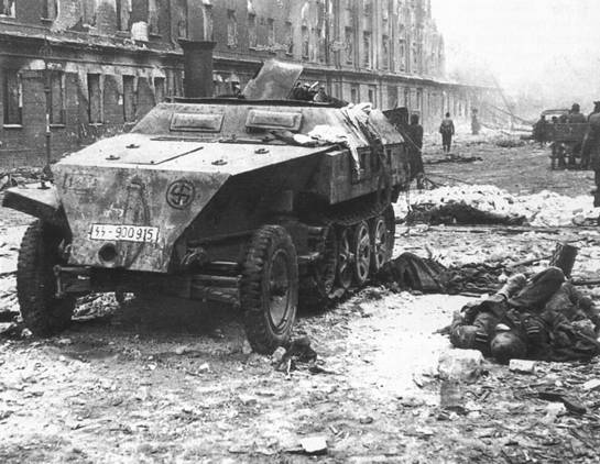 Бронетранспортёр SdKfz 250/1 командира роты шведских добровольцев дивизии СС Нордланд хауптштурмфюрера Ханса-Гёста Пехрссона (Hauptsturmfuhrer Hans-Gosta Pehrsson). Берлин 1945