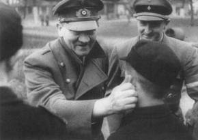 Битва за Берлин, 1945. Гитлер вручает награды Гитлерюгенду. Рейхсюгендфюрер Артур Аксман