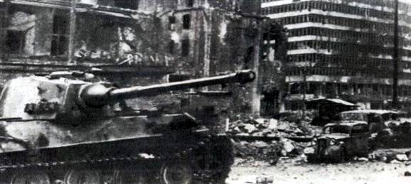 королевский тигр турка возле потсдамского вокзала. битва берлин 1945