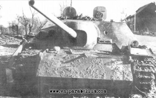 Брошенный Jagdpanzer IV поздней серии. Обратите внимание на полуразобранную маску пушки. Над смотровым прибором механика-водителя видна глубокая воронка от 76-мм бронебойного снаряда - броня не пробита. Если бы это бала САУраннего типа с 60-мм лобовой броней, то отверстие было бы сквозным. Под смотровым прибором с правой стороны виден пролом, сделанный 122-мм или 152-мм фугасным снарядом, попавшим по навесной траектории, броня не пробита, но потрескалась. На лобовом бронелисте не остатки циммерита, а обычная грязь. С трудом можно разобрать засадный камуфляж - мелкие контрастные пятна на больших желто-зелено-коричневых полосах.
