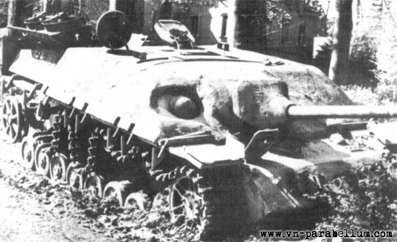 Уничтоженный Jagdpanzer IV SdKfz 162 из неизвестной части, Германия, весна 1945 года. Лобовая и бортовая броня усилены бетоном. 