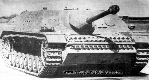 Jagpanzer IV ранней серии с модифици¬рованной маской пушки, запасными тра¬ками на лобовой броне и обмазанный циммеритом