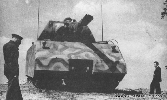 Танк Маус Porsche Type 205/1 с башней производства Крупп на испытаниях в Куммерсдорфе, лето 1944. Машина в трёхцветном камуфляже.