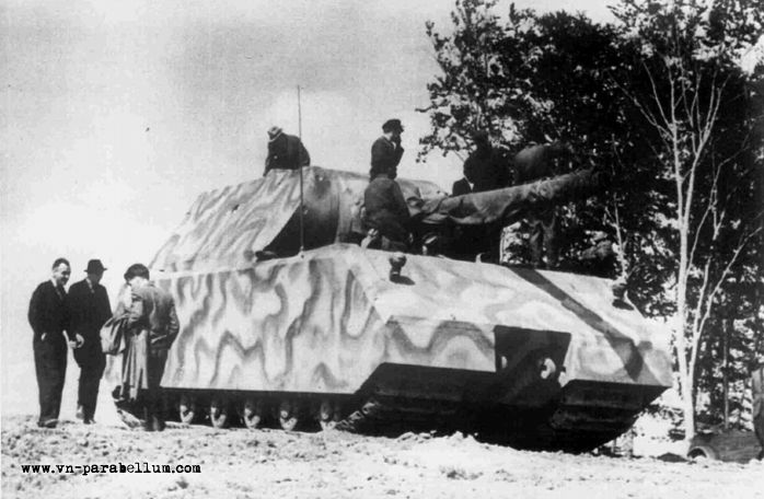 Танк Маус Porsche Type 205/2 на ходовых испытаниях по бездорожью, венса 1944. Заводсткой экипаж вентилирует воздух внутри танка.