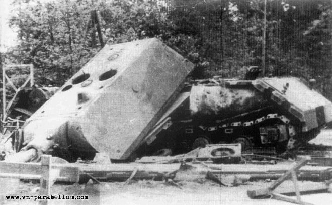 Танк Маус Porsche Type 205/1, застрявший в грязи. 17 марта 1944.