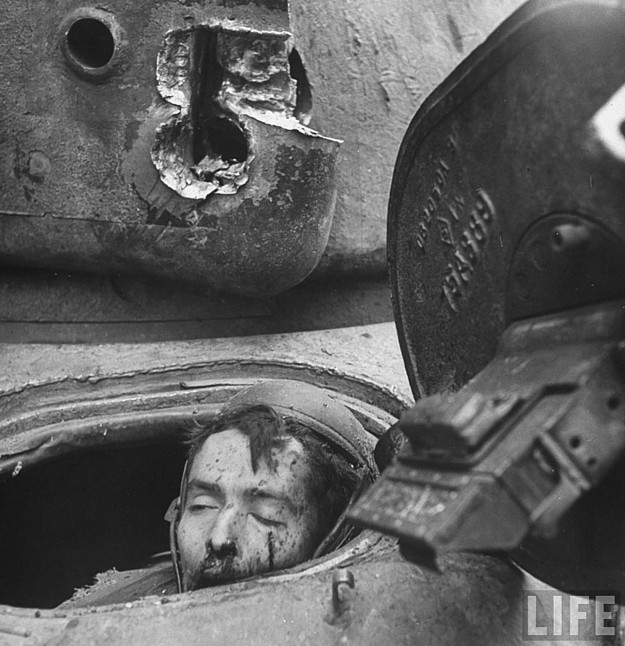 погибший американский  танкост, танковый бой Шермана с Пантерой, Кёльн, 1945