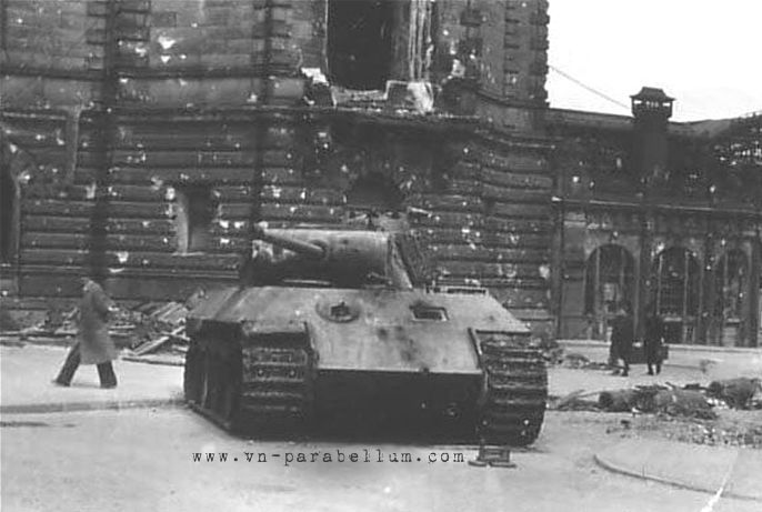 танковый бой Пантеры с Першингом в Кёльне, 1945