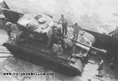 Танк М26 Першинг грузится на Mark VI LCT