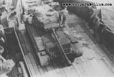 Танк М26 Першинг грузится на Mark VI LCT.